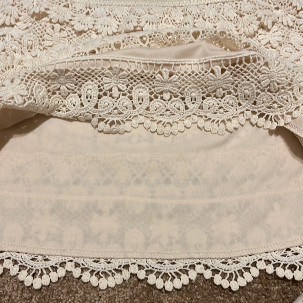 American Rag Cie brand lace mini skirt. Size S
01-11 - Picture 4 of 4